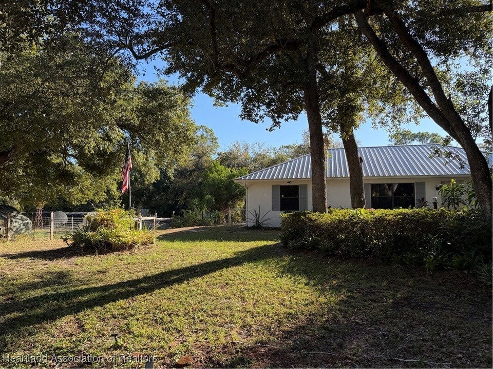 905 Larkspur St in Lake Placid, FL - Building Photo