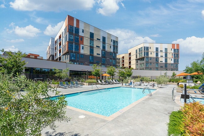 1250 Lakeside in Sunnyvale, CA - Foto de edificio - Building Photo