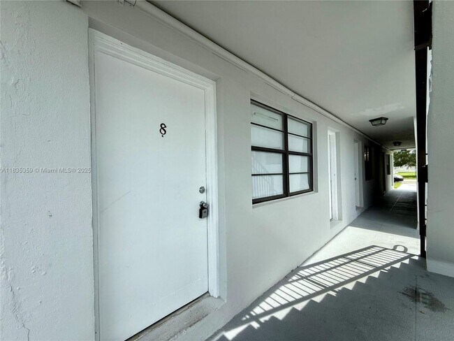 6780 SW 44th St in Miami, FL - Building Photo - Building Photo