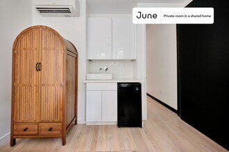 Private bedroom in 4 bed/4 bath Home in Brooklyn, NY - Building Photo - Building Photo