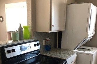 2010 Live Oak Ave, Unit 2006 in Bay City, TX - Foto de edificio - Building Photo