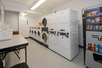 Canterbury Court Apartments in Chicago, IL - Building Photo - Interior Photo