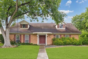 5402 Queensloch Dr in Houston, TX - Building Photo