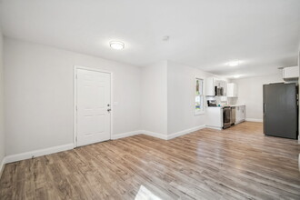 5710 Kenwood Ave in New Port Richey, FL - Foto de edificio - Building Photo