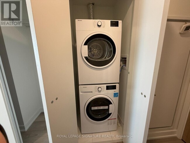 1 Fairview Rd E in Mississauga, ON - Building Photo - Building Photo