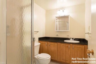 320 Hammond Pond Pkwy, Unit 201 in Brookline, MA - Foto de edificio - Building Photo