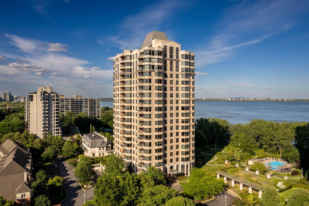 Summits on the River in Montréal, QC - Building Photo