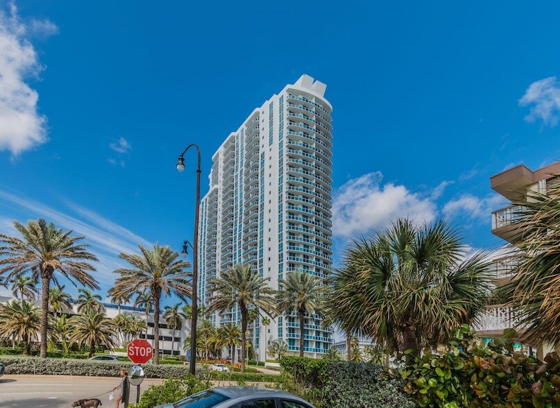 1945 S Ocean Dr, Unit 1706 in Hallandale Beach, FL - Building Photo