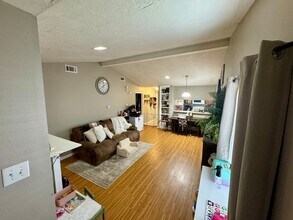 AUGUST PRE-LEASE!!!  3 Bedroom 2 Bathroom Duplex on Bus Route in College Station, TX - Building Photo - Building Photo