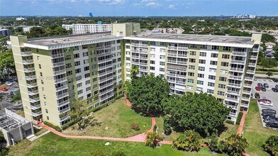 4400 Hillcrest Dr in Hollywood, FL - Building Photo - Building Photo