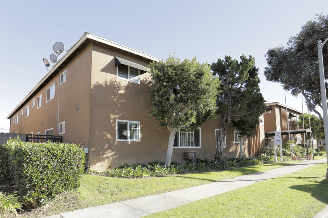 Del Lago Apartments in Lakewood, CA - Building Photo