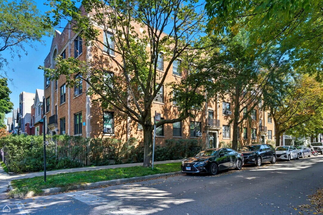 1020 W Barry Ave in Chicago, IL - Building Photo
