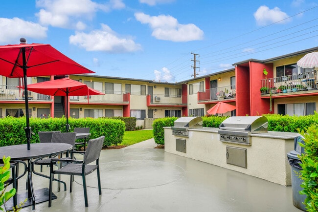 Sunset Square Apartments in West Covina, CA - Building Photo - Building Photo