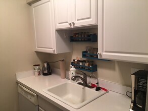 525 Long Shore Dr, Unit 525B Longshore Dr in Ann Arbor, MI - Building Photo - Building Photo