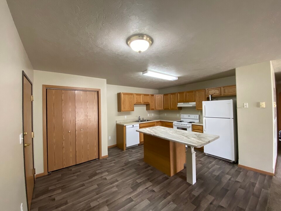 2809 6th St SW, Unit 2 in Minot, ND - Building Photo