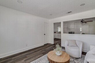 541 NW Lorna St in Burleson, TX - Building Photo - Building Photo