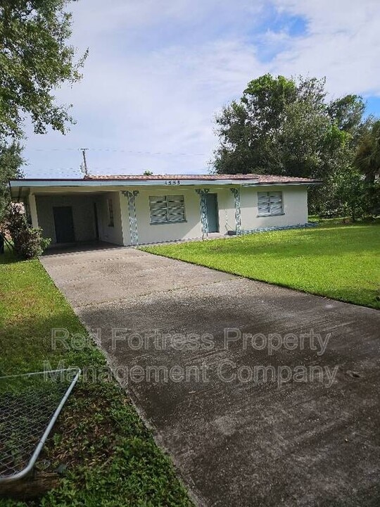 4555 Jersey Rd in Ft. Myers, FL - Building Photo