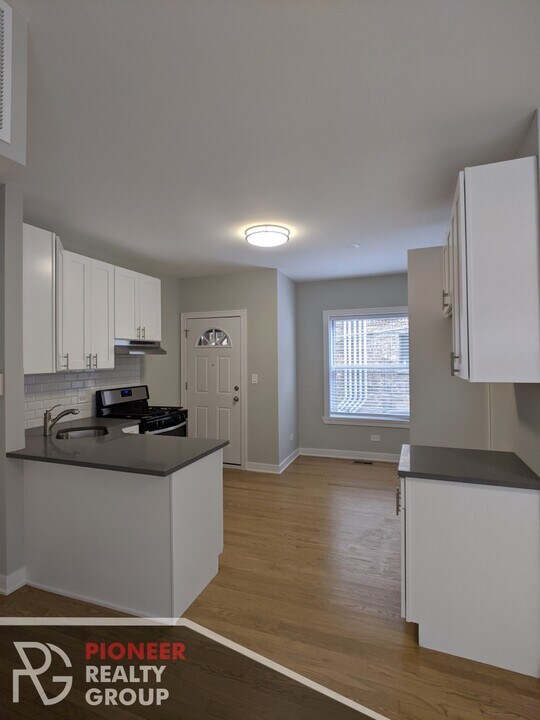 3523 N Broadway St, Unit 3525-1W in Chicago, IL - Building Photo