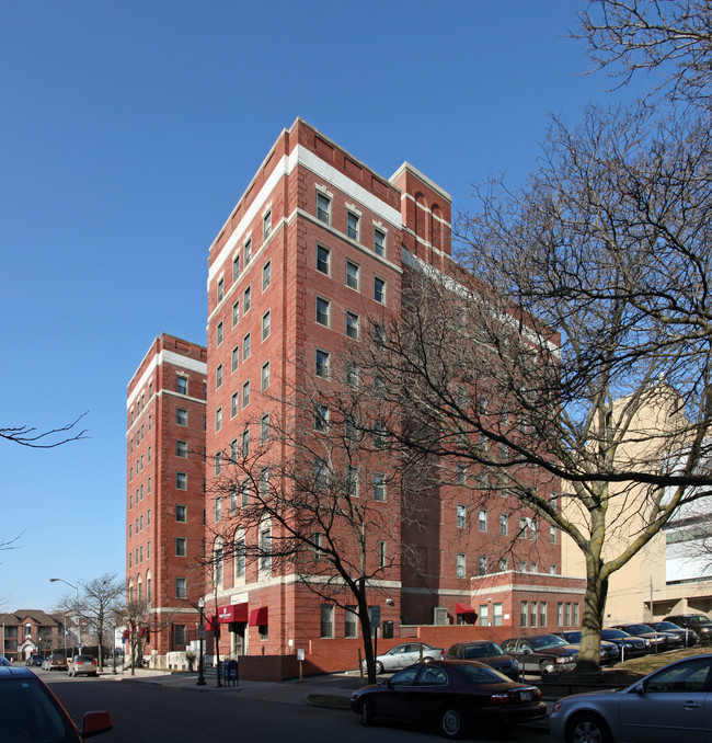 Orchestra Place in Detroit, MI - Foto de edificio - Building Photo