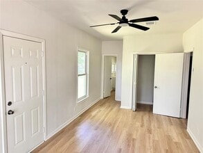 1421 S Scullin Ave in Denison, TX - Building Photo - Building Photo