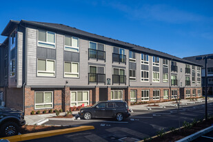 Market Village Apartments in Fairview, OR - Foto de edificio - Building Photo