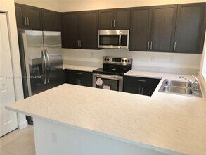 1635 SE 27th Rd in Homestead, FL - Foto de edificio - Building Photo