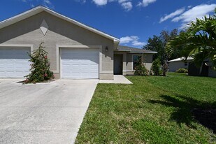 613 SE 14th St in Cape Coral, FL - Building Photo