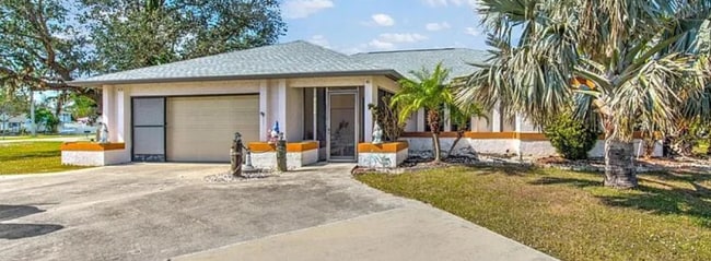 19484 Midway Blvd in Port Charlotte, FL - Building Photo - Building Photo