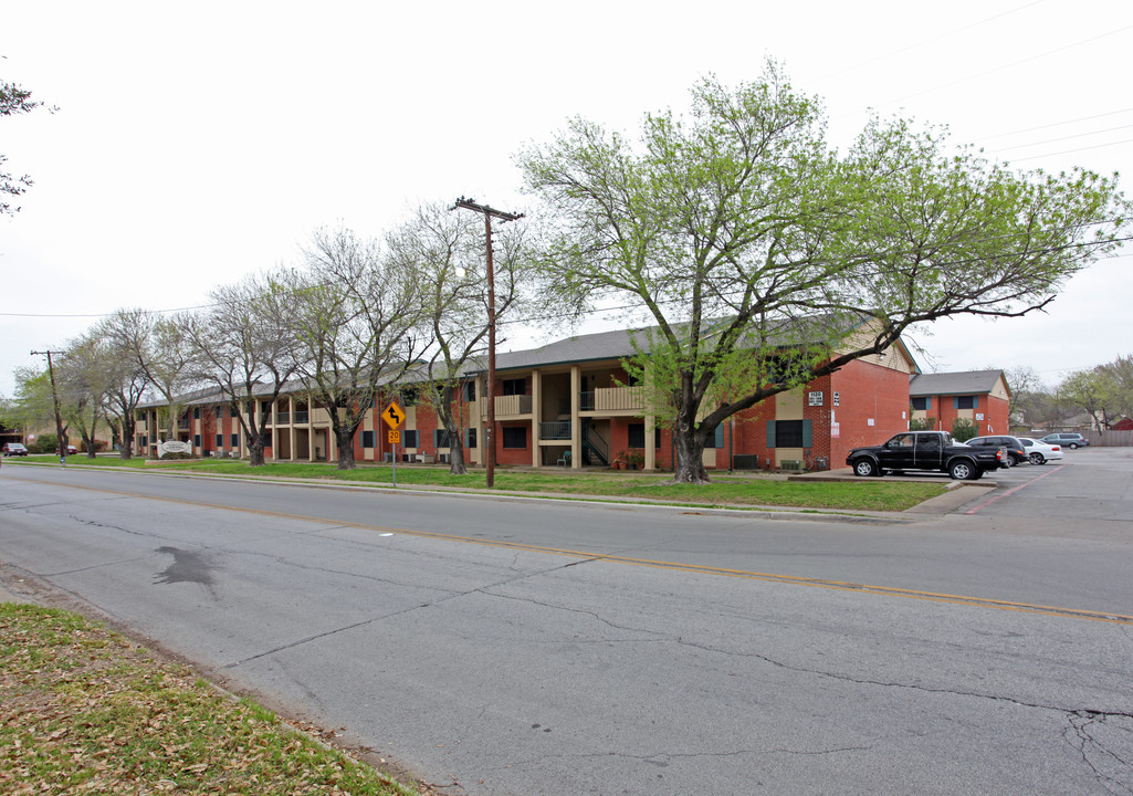 Jamestown Apartments in Irving, TX - Building Photo