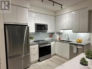 3270 Sheppard Ave E in Toronto, ON - Building Photo - Building Photo