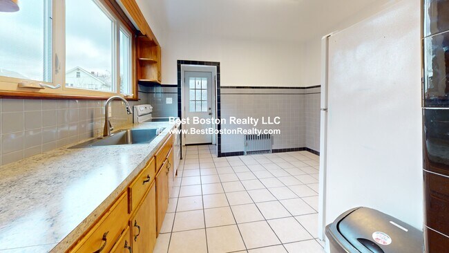 27 Walter St in Medford, MA - Foto de edificio - Building Photo