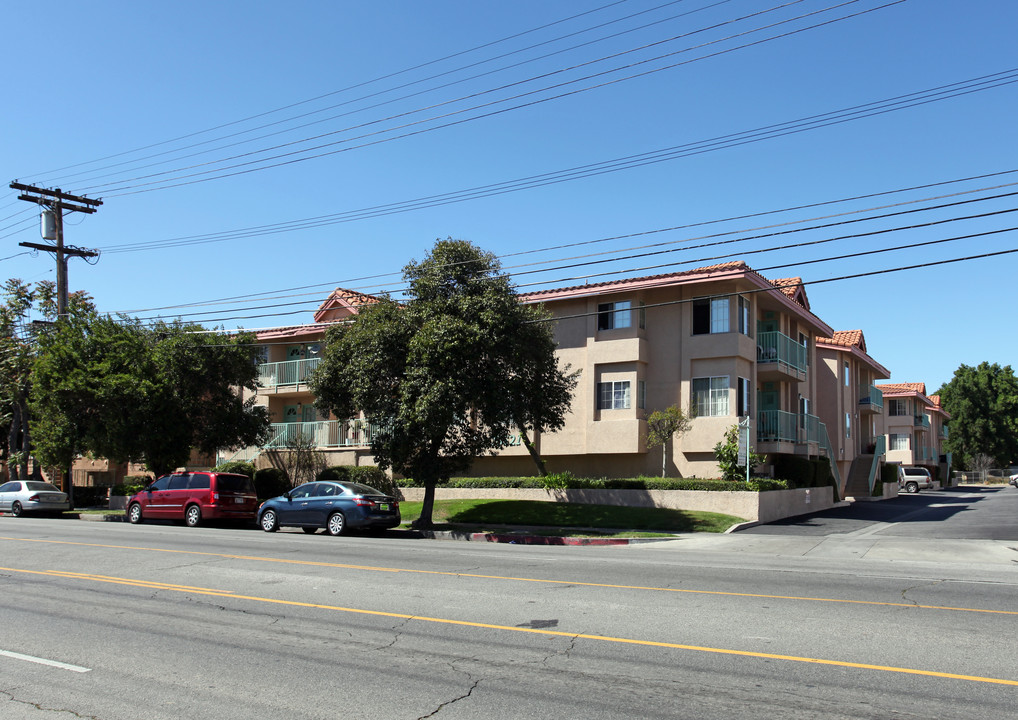 I.B.B.M. Grand Apartments in Reseda, CA - Foto de edificio