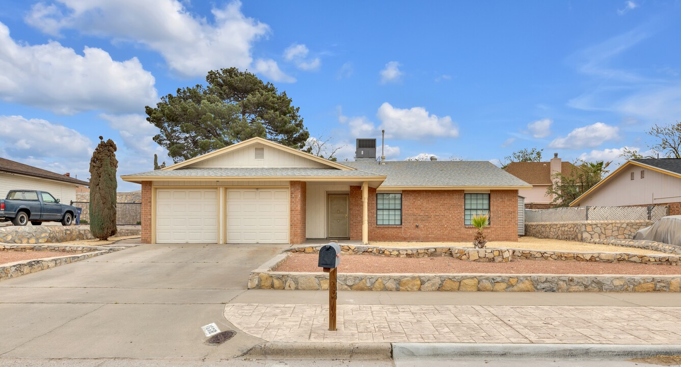 1668 Robert Wynn St in El Paso, TX - Building Photo