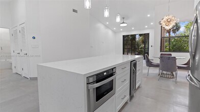 15533 N Miami Lakeway in Miami Lakes, FL - Foto de edificio - Building Photo