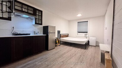 5745 Stanley Ave in Niagara Falls, ON - Foto de edificio - Building Photo