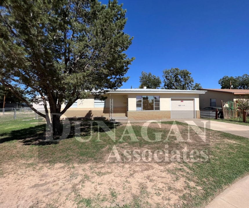 1202 W Ash St in Carlsbad, NM - Building Photo