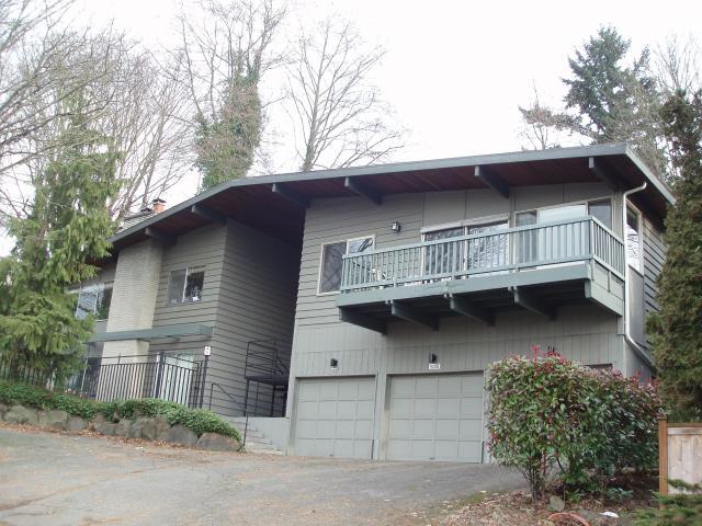 5226 Sand Point Way NE in Seattle, WA - Building Photo