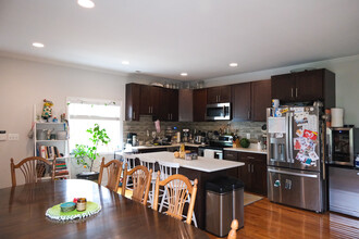 655 16th St NE, Unit A in Washington, DC - Building Photo - Building Photo