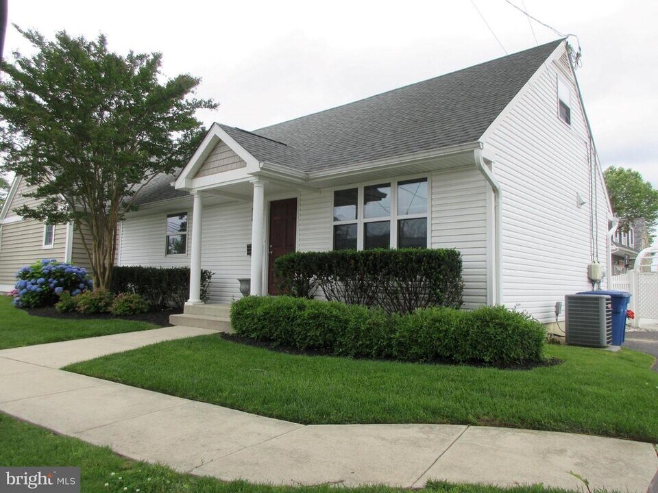 10 N Stiles Ave in Maple Shade, NJ - Building Photo