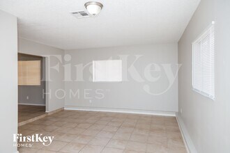 5265 Saratoga Dr in Las Vegas, NV - Building Photo - Building Photo