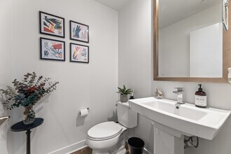 215 Elm Ave in Long Beach, CA - Foto de edificio - Building Photo