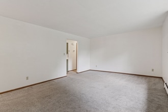 84 Logan Ave W in West St. Paul, MN - Foto de edificio - Building Photo