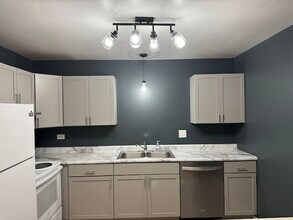 1324 N Geneva Dr, Unit 3B in Palatine, IL - Building Photo - Building Photo