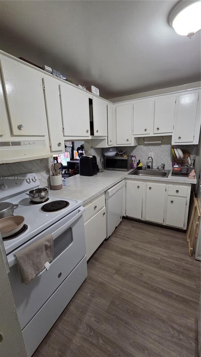 5122 NW 79th Ave in Doral, FL - Foto de edificio - Building Photo