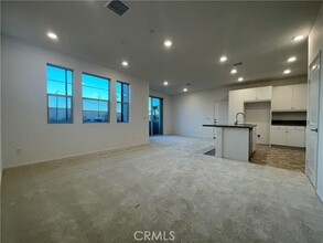 5630 Altamura Way-Unit -1 in Fontana, CA - Foto de edificio - Building Photo