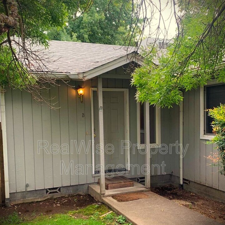 1636 Leonard Rd in Grants Pass, OR - Building Photo