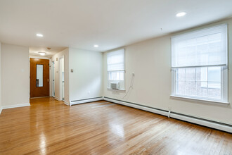 427 S 8th St in Philadelphia, PA - Building Photo - Interior Photo