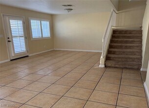 9300 Cool Creek Ave in Las Vegas, NV - Foto de edificio - Building Photo