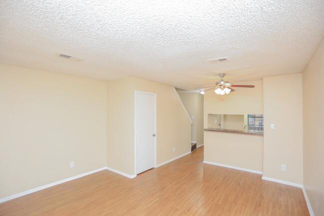 Round Rock Townhomes in Arlington, TX - Building Photo - Interior Photo