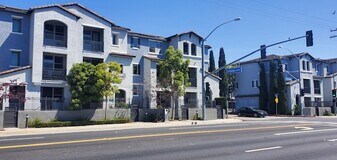 2997 E Pacific Coast Hwy in Signal Hill, CA - Building Photo